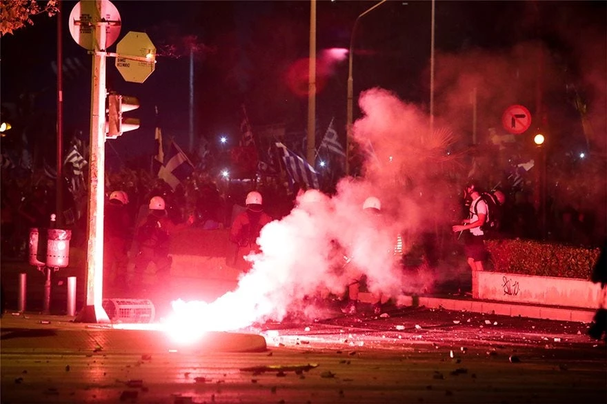 Εγκληματικές πράξεις κατά των Ελλήνων: Ρίψεις δακρυγόνων σε παιδάκια και εικόνες της Παναγίας – Εκτός ορίων ο αυταρχισμός των κυβερνητικών δυνάμεων ασφαλείας (Φώτο-Βίντεο)